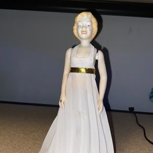 Antique vintage Marilyn Monroe figure, plays music when spinning, glass